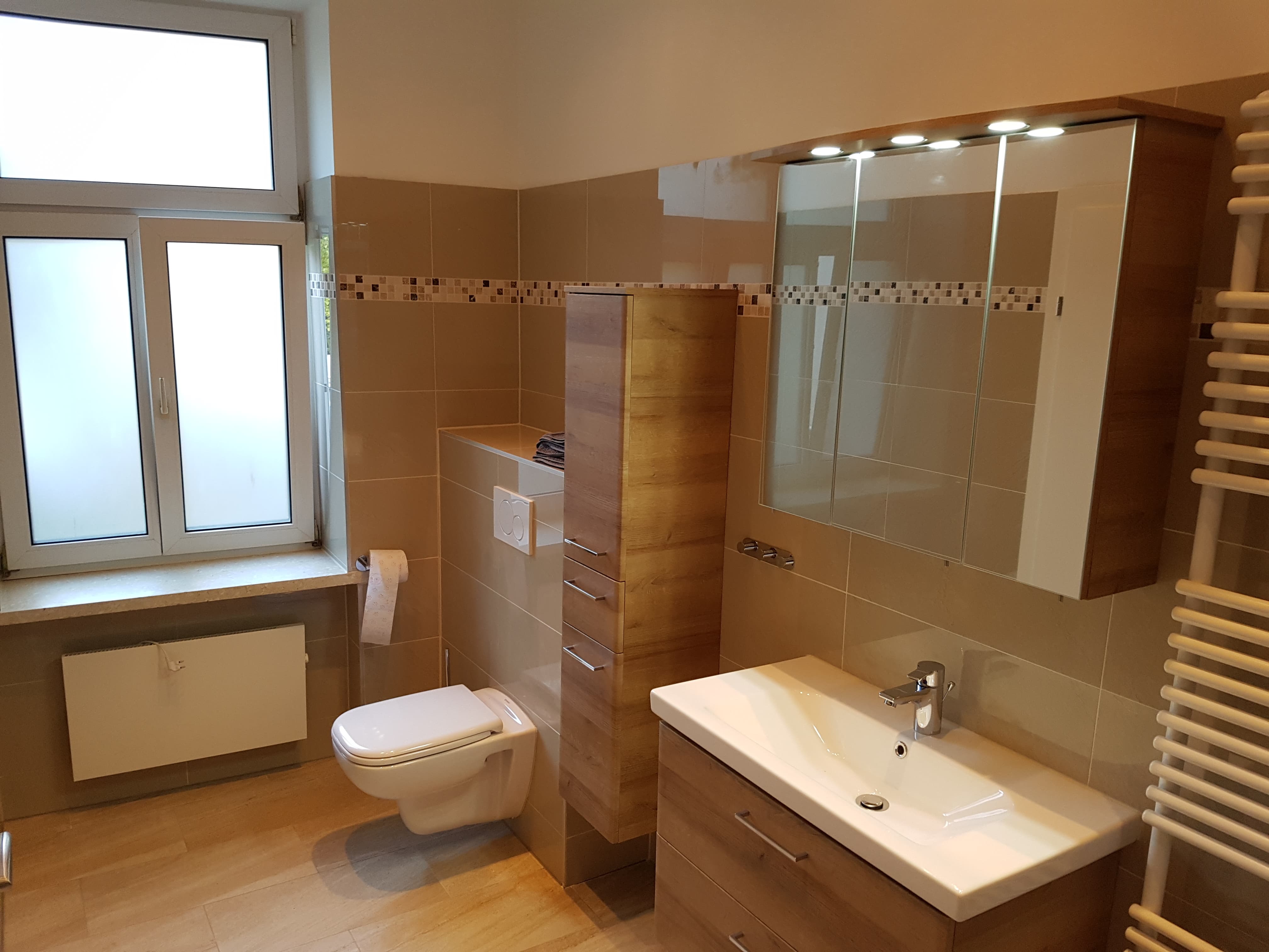 Vollständig saniertes Badezimmer mit Wanne, Dusche, WC und Waschtisch