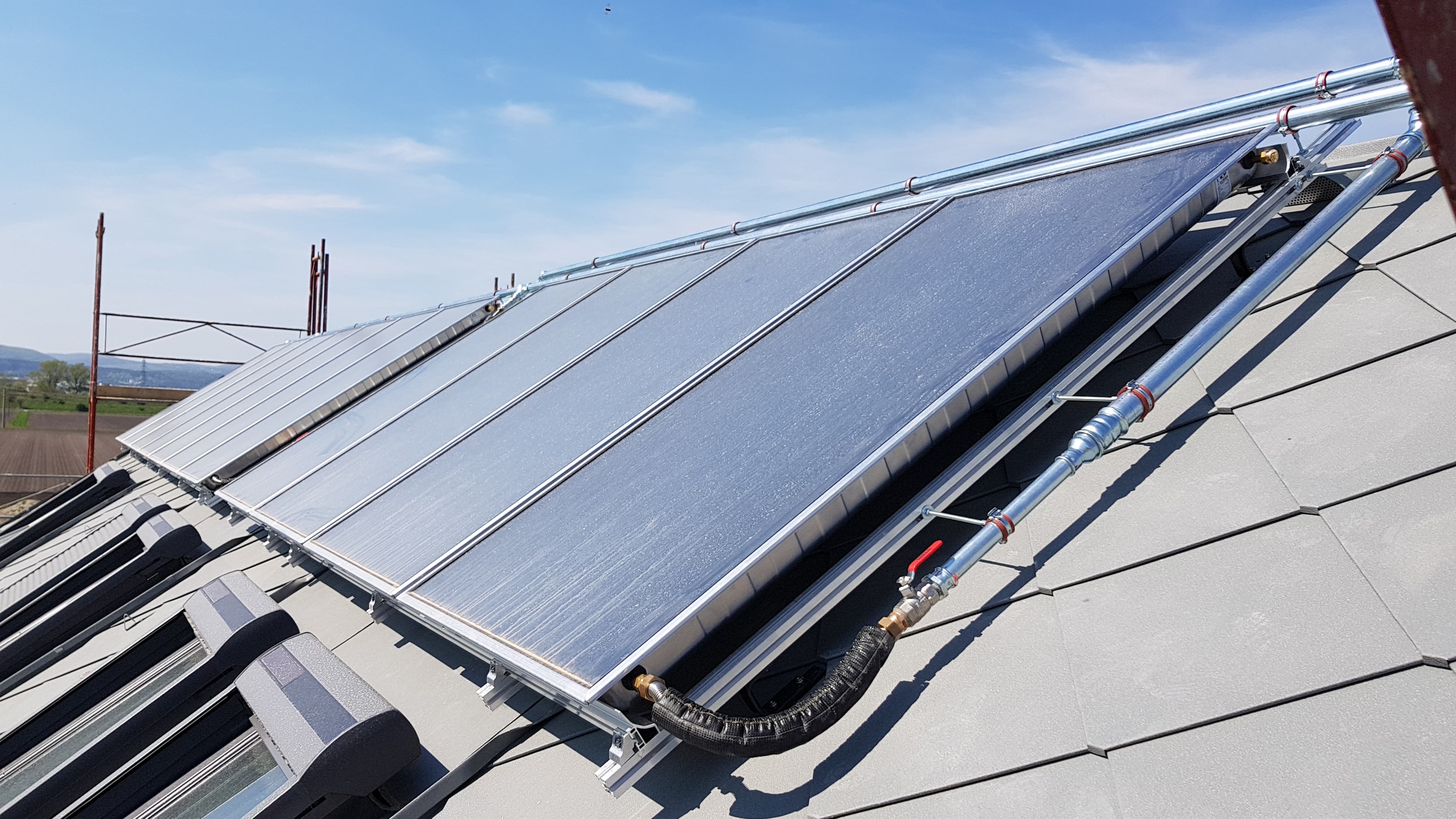 Fertig montierte thermische Solarkollektoren auf einem Wohnhaus