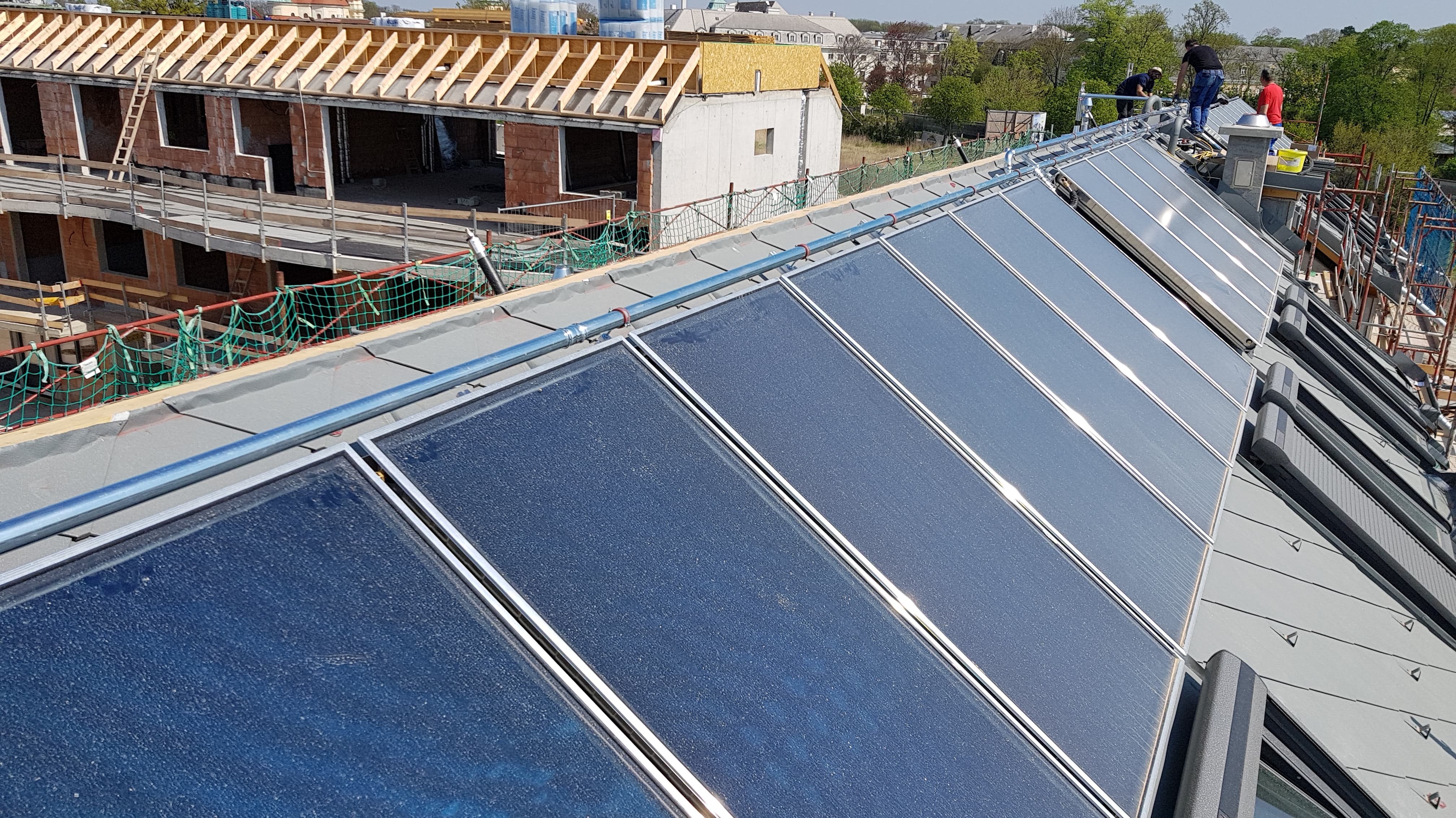 Fertiges Kollektorfeld einer Solarthermieanlage